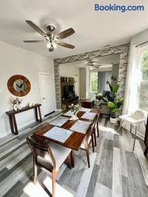 Stylish 3Bedroom Aparment w Games & Free Parking - Image 1