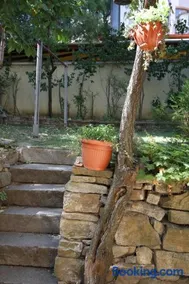 Central Charming Home with Garden near Parking and NDK - Image 4