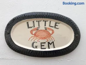 Little Gem with Private Hot Tub - Up to 25 percent off ferry - Image 1