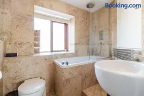 Read Oak Lodge - Spring Offer - Free Parking - Kitchen Laundry Facility - Near PRUH - Orpington - 20 Mins from London Bridge - Image 5