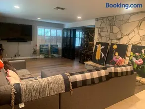 Spacious 3 bedrooms 1 bath Jacuzzi BBQ SINGLE HOUSE - Image 5