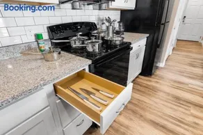 Elegant 1BR/1BA Condo with Pool, Gym and Laundry - Image 1