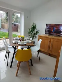 Central Ashford Stay - Contractors & Families Welcome - Free Parking - Image 2