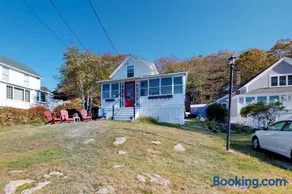Ocean Point home, large porch, ocean view, water access - Image 1