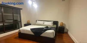 Pascoe Peak Cottage -Stay Near Shops and transport - Image 2