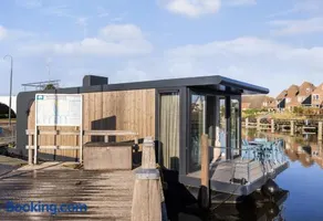 Houseboats Lemmer Luxury stay on the water in Friesland - Image 2