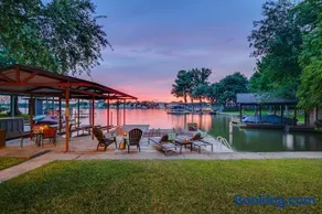 The Shorewood Lakeside Oasis, Pet-Friendly Getaway - Image 1