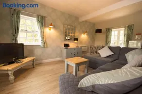 Tissington Cottage- Darwin Lake Holiday Village - Image 1