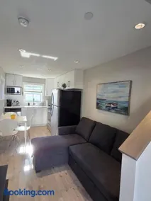 Private 1BR Guesthouse near Langara & SkyTrain - Image 1