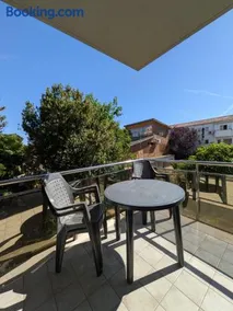 Beachside Apartment with Private Parking & Nature Views - Image 2