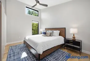 Walk to Beach Chic Modern-Metro Vacay Home & Deck - Image 4
