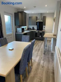 Spacious & modern 3 bed house - Image 1