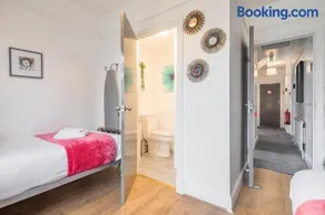Bright & Modern Cambridge Room 6 - Image 4