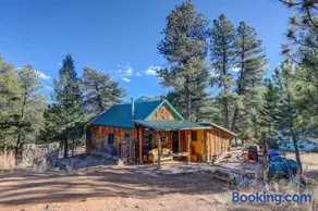 Cozy Cabin Getaway with Mountain Views & Fireplace - Image 1