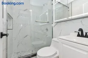 The New York Minute Apt -3 bedrooms -Sleeps 13 - Image 2