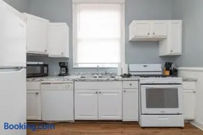 Cozy Downtown Back Unit - The Sunny Southern Manse - Image 3