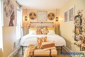 Chic 4BR Dwelling with Backyard in Philadelphia - Image 4