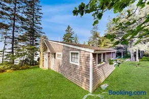 Dog-friendly oceanfront cottage with views - Image 3
