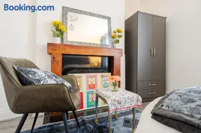 Modern 3-Bedroom Home in-Steps from Crown Point - Image 2