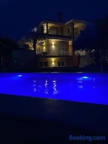 Totally Private Lux Boutique Villa Sleeps 11 - Image 2