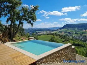 Maison charmante à Saint-Georges-de-Luzençon avec jacuzzi - Image 1