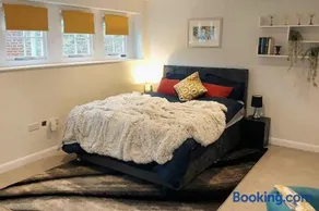Turing Lodge, near Hampton Court - Image 1