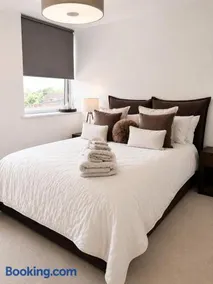 Luxury Central Solihull Apt - King Bed, Sofa Bed & 2 Parking Spaces - Image 2