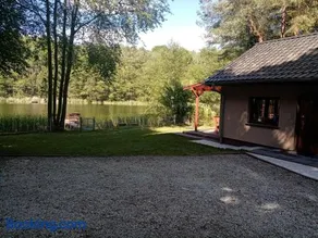 Urokliwy Domek nad Brzegiem Jeziora - Image 1
