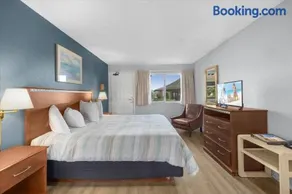 King Studio with Kitchenette - Pet-Friendly - Pool and Hot Tub - Image 1