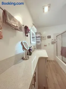 Cozy Beautiful Private Home in Prime Location - Image 5