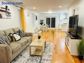 Soaking Tub Luxury 3-Bedroom TownHouse - Image 1