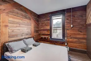 PARTY HOSTEL - The Canmore Hotel Hostel - Image 2
