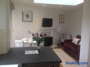 Oakleigh 1 bed ground floor garden view apartment FREE ONSITE PARKING - Image 1