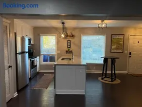 Full townhouse near Shem Creek & Downtown with Hot Tub - Image 5