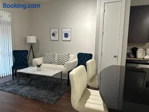 Trendy, upscale apartment! - Image 2