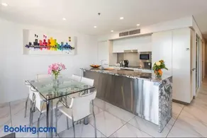 Great views Penthouse on North Terrace - Image 4