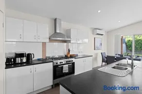 Charming 4Bedroom Home Near Train Station and Beaches - Image 5