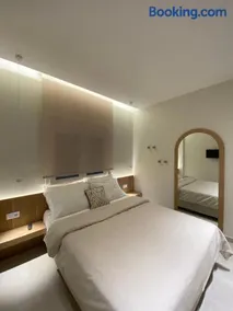 Venice Studios & Apartments - Image 2