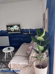 Studio Bleu tout équipé au calme proche des commerces - Image 1
