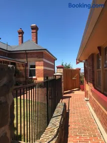 Silwood Apartment fully self contained with Kitchen and Laundry - Image 1