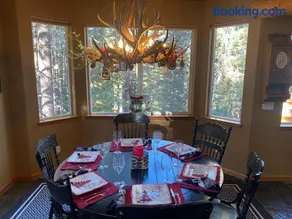 Large Family Home in Quiet Wooded Setting Close to Everything - Image 3