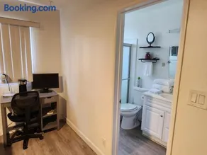 Cozy Private Room & Bath Central Location LA - Image 3