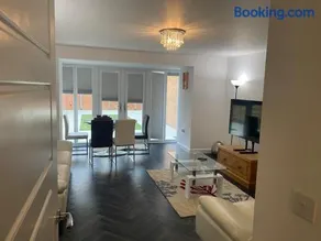 4 Bed Station Garden House - Image 1