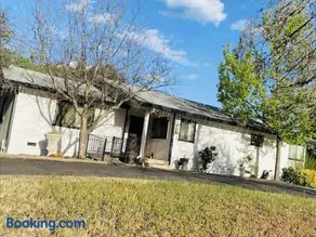 Family friendly, 3 bedroom house, with king bed for up to 15 - BBQ - Internet - jet tub - Image 2