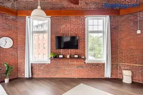 Jennifer's Historic Riverfront Loft City Views - Image 4