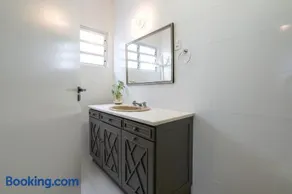 Apto completo a 120m da PRAIA, TRÊS QUARTOS, sala de estar, COZINHA COMPLETA, SACADA com VISTA MAR , Wi-Fi, ARES CONDICIONADOS, vaga privativa de garagem Reserve agora mesmo! - Image 5