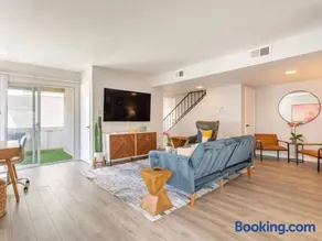 Downtown Manhattan Beach 3 Bed Townhouse Parking - Image 2