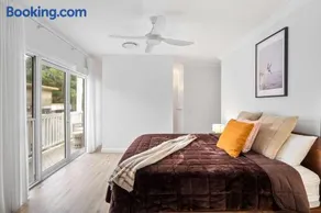 Coolum Beach Coastal Retreat- Sleeps 10 - Image 4