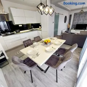 Luxury Garden Penthouse *MK* - Image 2