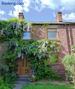 Bridge Cottage Hot tub Enclosed garden Tranquility - Image 2